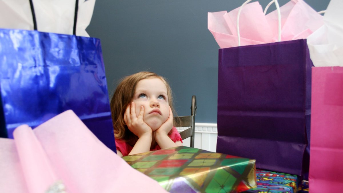 USFQ advierte que el exceso de regalos puede generar baja tolerancia a la frustración, materialismo y dificultades emocionales en la infancia.