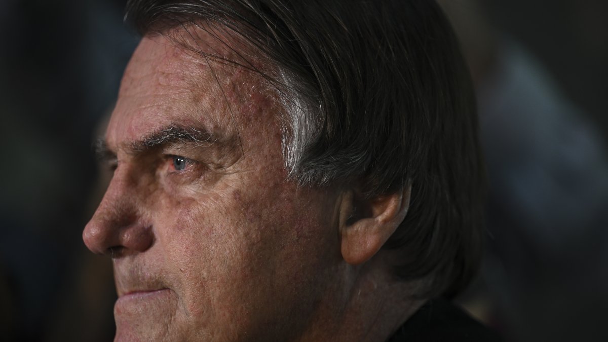 El expresidente brasileño Jair Bolsonaro, que sostiene una condena de 27 años de cárcel por intento de golpe de Estado, fue operado 