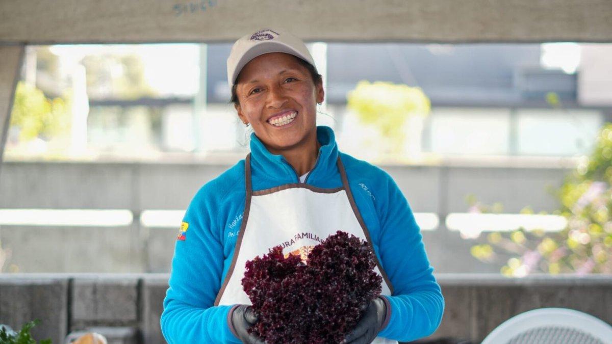 Una trabjadora del campo vende directamente su cosecha al cliente final.
