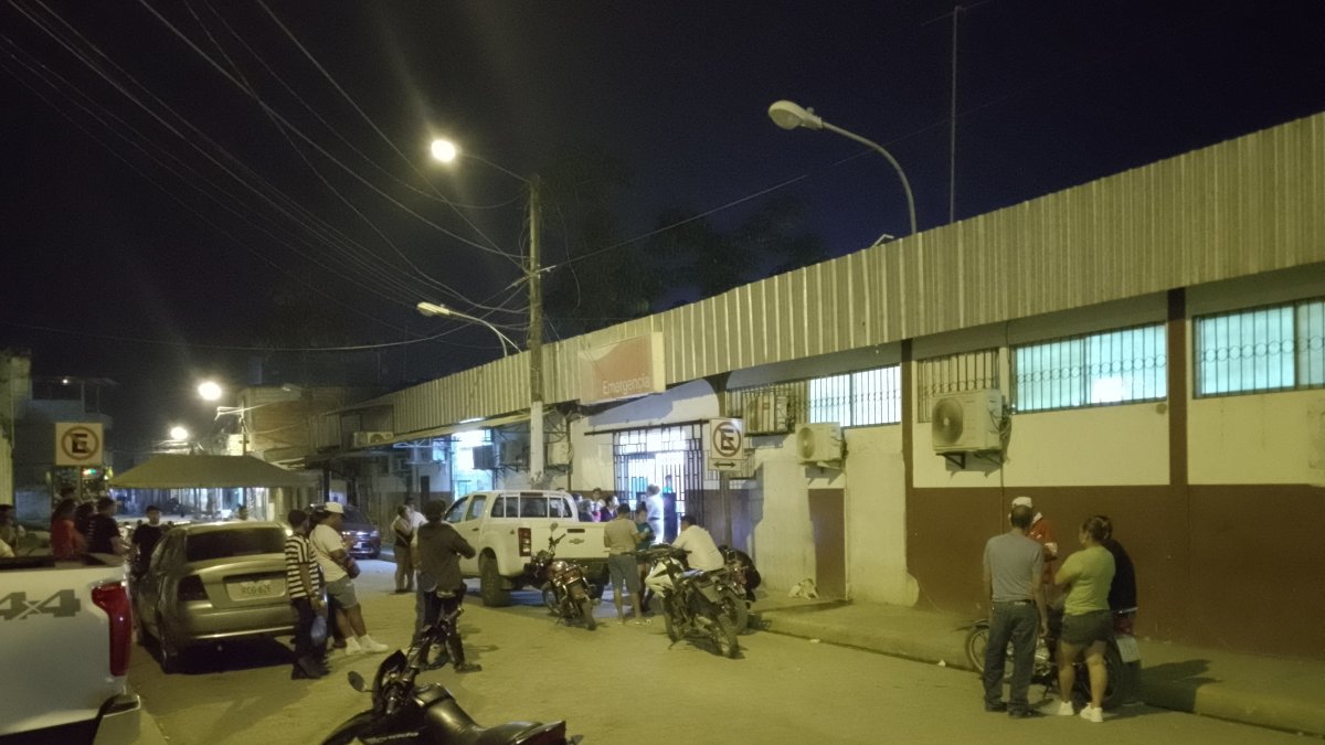 Familiares del menor de edad en los exteriores del hospital.