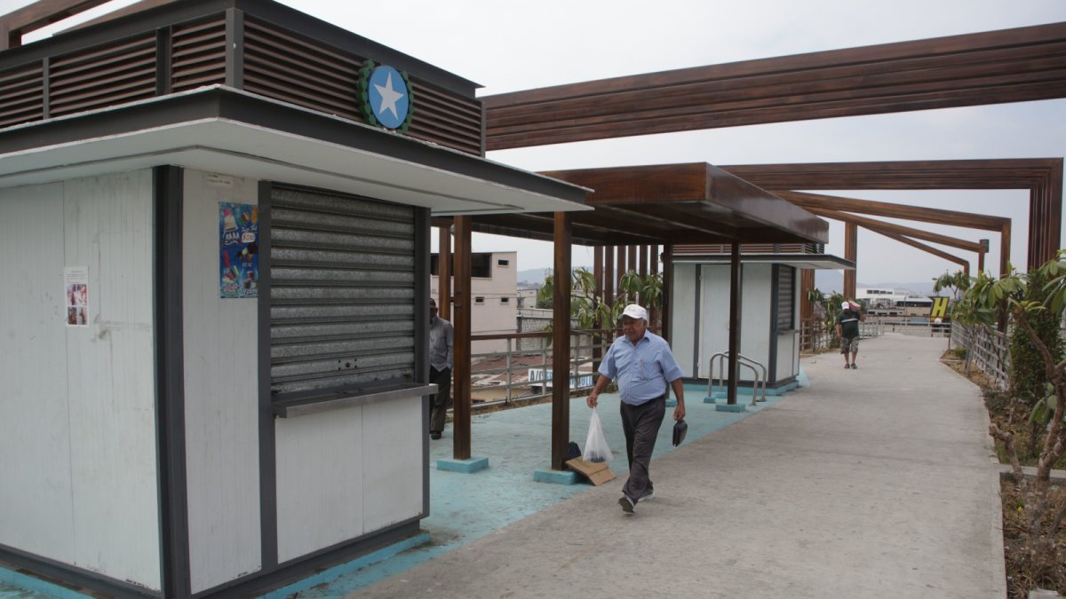 Locales. Los quioscos de los pasos peatonales elevados de la avenida Narcisa de Jesús lucen cerrados; para la ciudadanía, estos sitios son inseguros e insalubres.