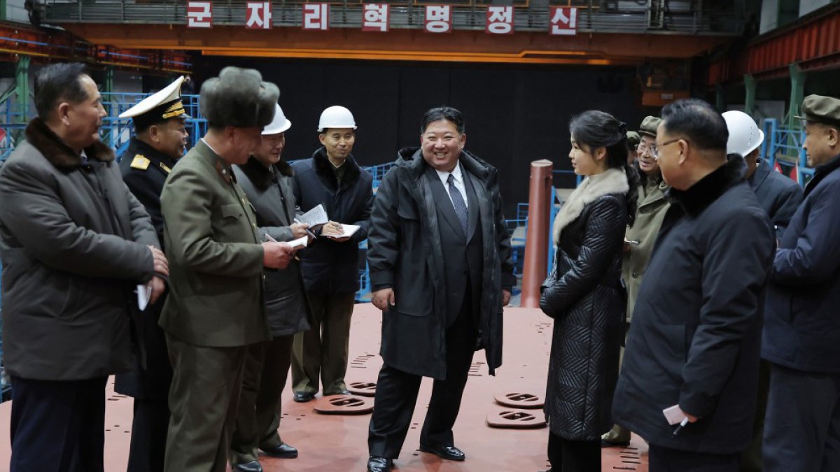 Fotografía cedida por la agencia estatal de noticias norcoreana KCNA que muestra al líder Kim Jong-un (C) durante la inspección de la construcción de un submarino de propulsión nuclear.