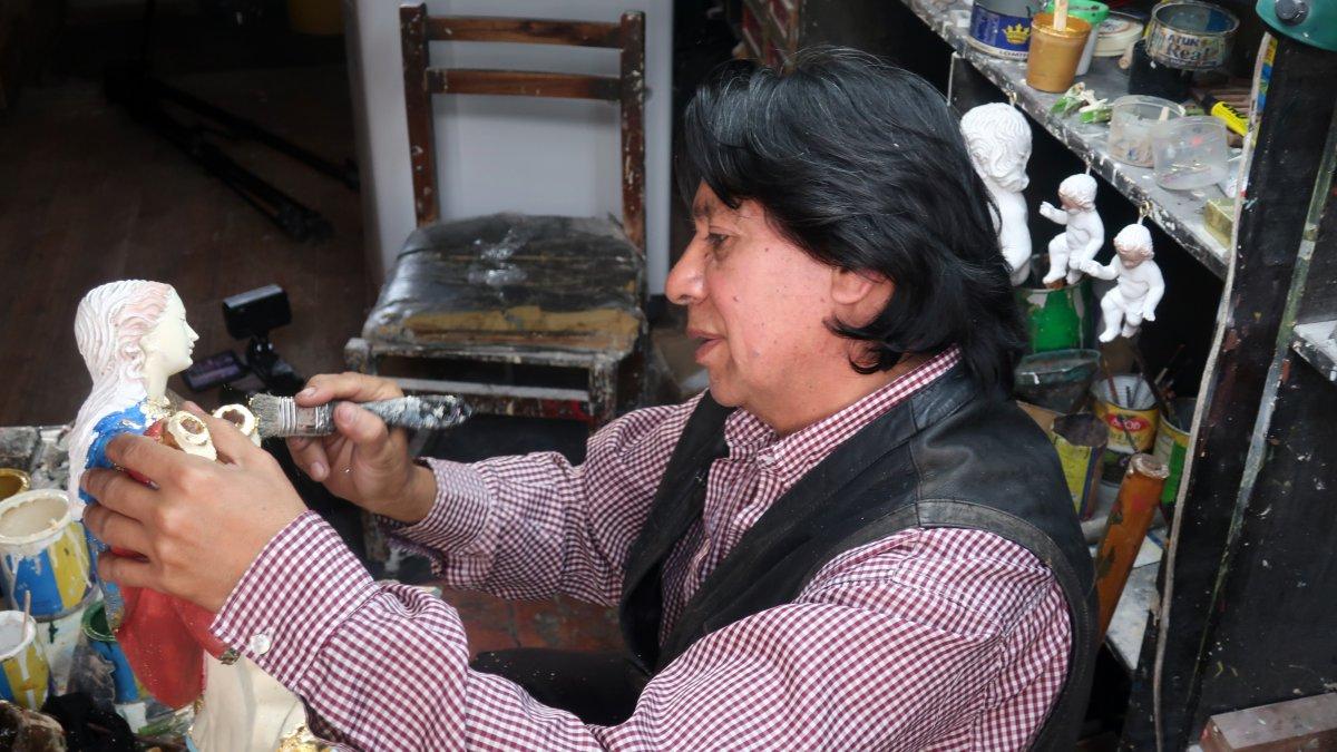 Artista. El restaurador de imágenes coloniales Antonio Cuesta trabaja en su taller en el centro de Quito.
