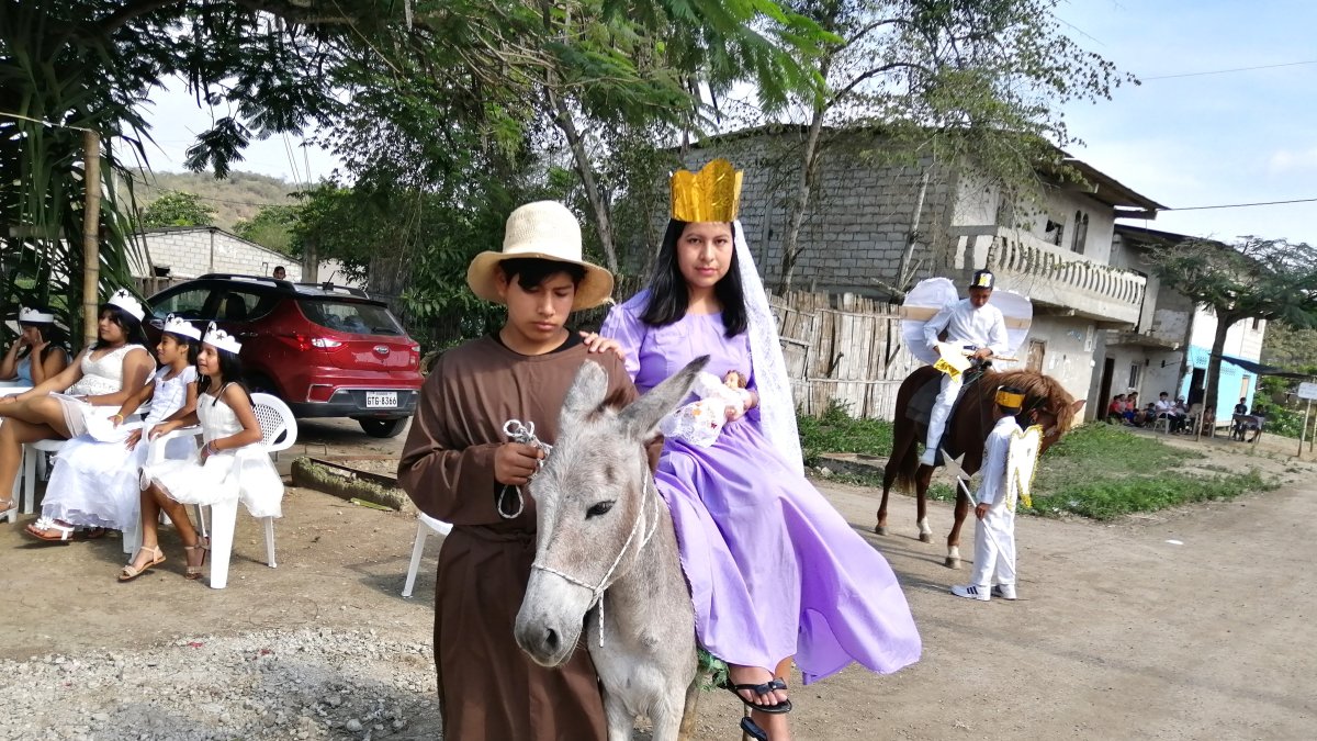 Nacimiento. Jóvenes actores representan la llegada de María a Belén.