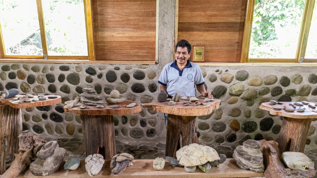 Museo. Ramón ha recolectado con paciencia cada una de las piedras.
