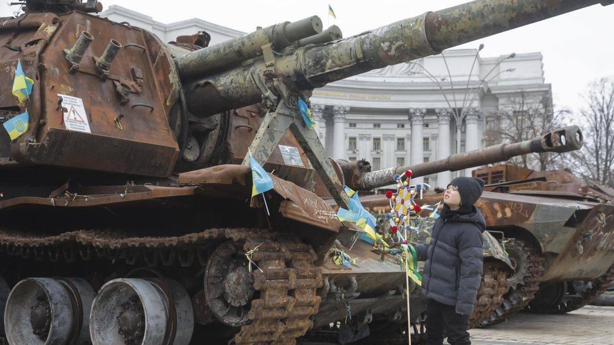 Un niño ucraniano sostiene una estrella de Belén durante las celebraciones navideñas en medio de la invasión rusa este jueves, en Kiev (Ucrania).