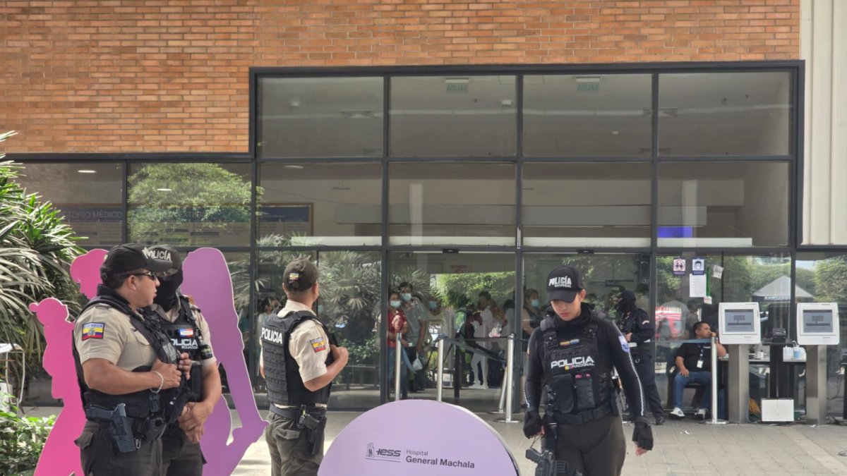Decenas de policías ingresaron al hospital para tratar de ubicar a un sujeto que disparó en contra de los policías en la parte externa de la casa de salud.