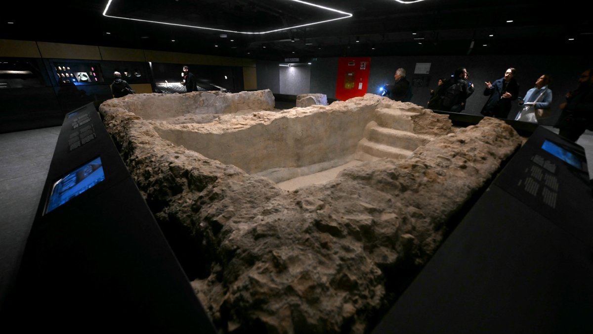 Una fotografía muestra los hallazgos romanos antiguos exhibidos dentro de la estación de metro Colosseo, en Roma.