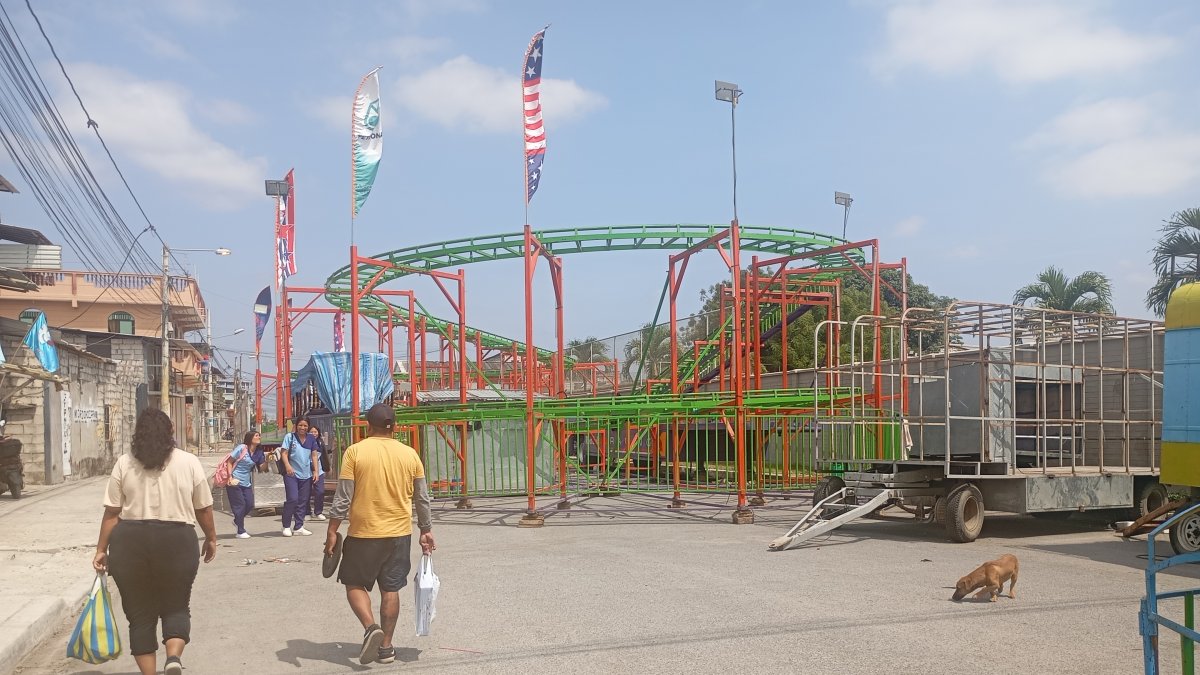 Hay calles que han sido cerradas al paso peatonal y vehicular debido a la instalación de juegos mecánicos, algo que los moradores cuestionan al Municipio de Playas.