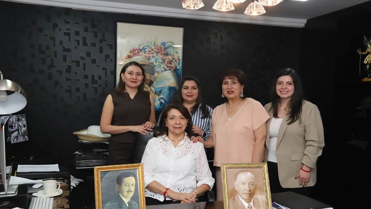 Gladis y Alicia Ortega, Carolina Maldonado, Angélica y Gabriela Molina. En retratos, el bisabuelo Aurelio y el abuelo Homero.