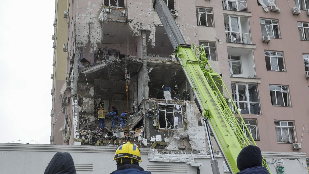 Rescatistas ucranianos trabajan en el lugar de un ataque ruso contra un edificio residencial de varios pisos en Kiev, Ucrania, este sábado 27 de diciembre de 2025.