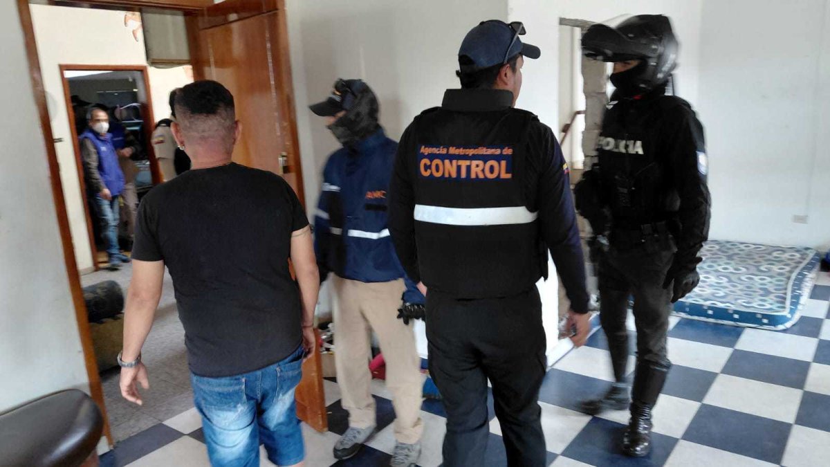 Los policías detuvieron a dos sujetos dentro de la clínica de rehabilitación.