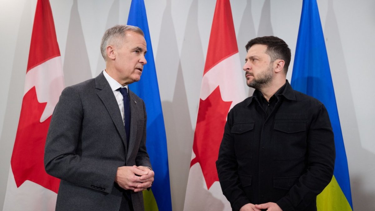El primer ministro de Canadá, Mark Carney (i), junto al presidente de Ucrania, Volodímir Zelenski.