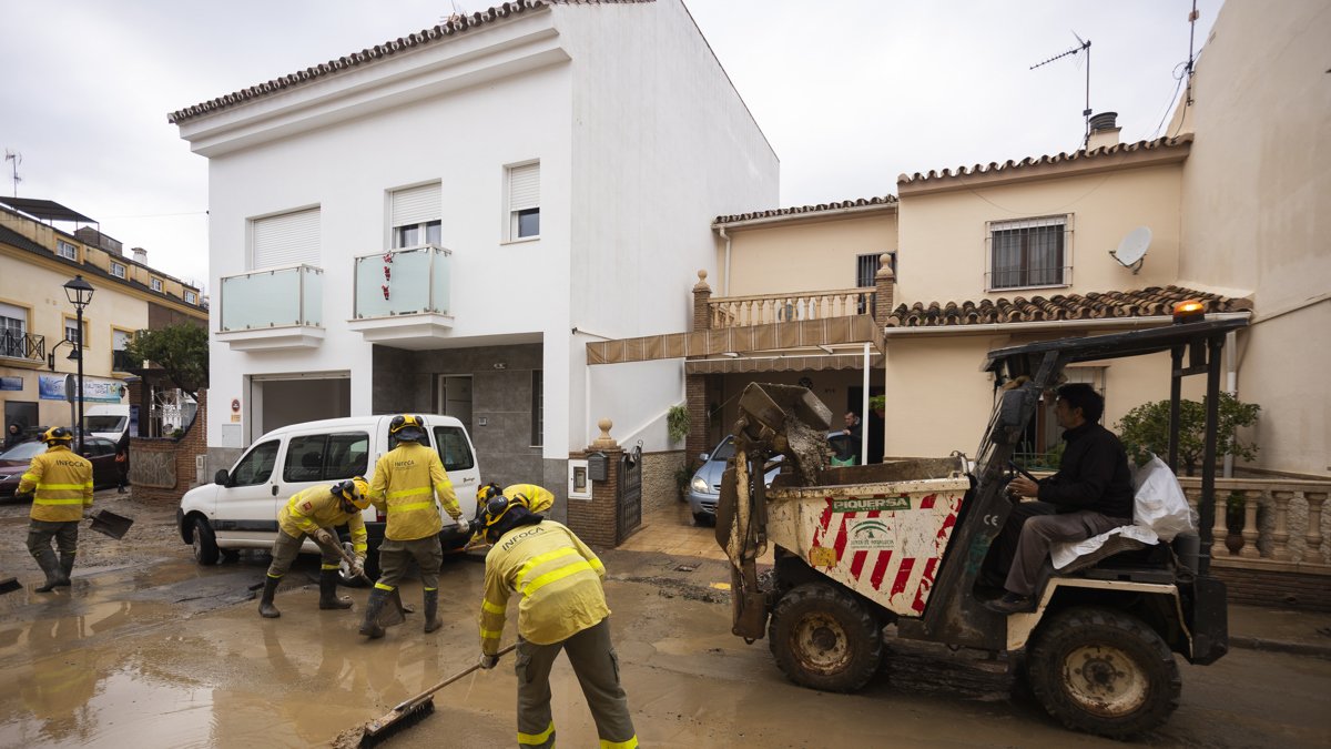 El este de España se encuentra azotado por un temporal que ha provocado inundaciones puntuales en provincias como Murcia y Málaga.