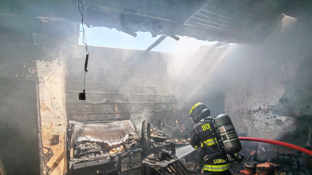 La Unidad de Investigaciones de Incendios recolectó indicios para determinar las posibles causas del fuego.