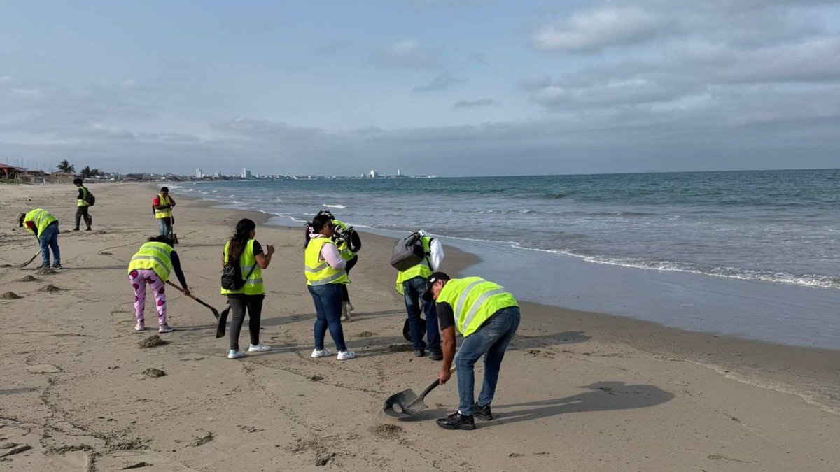 En la playa se realizaron tareas de evaluación ante el derrame, según informó la Secretaría Nacional de Gestión de Riesgos.