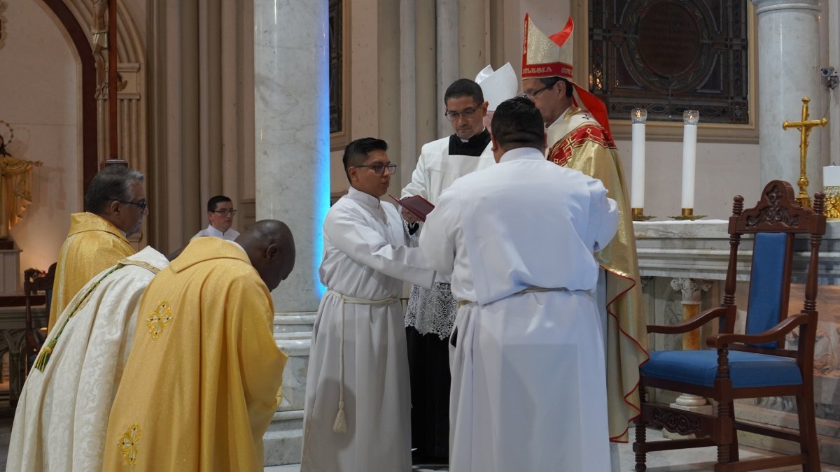 El cardenal y arzobispo Luis Cabrera presidió la ceremonia religiosa en la Catedral de Guayaquil.