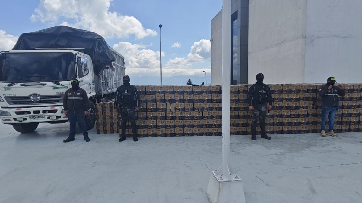 Solo en un camión se encontraron 200 cajas de cerveza, que fueron incautadas de inmediato.