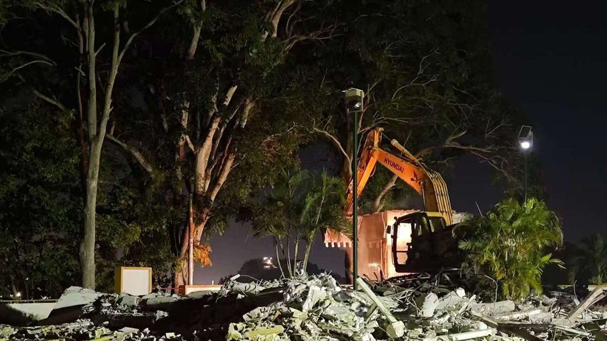 Con maquinaria pesada fue destruido el monumento a la comunidad china en Panamá.