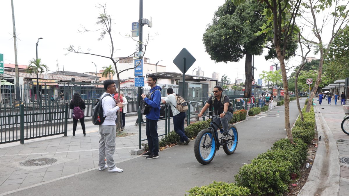 En la avenida Delta, afuera de la Universidad de Guayaquil, hay un tramo de ciclovía al que le falta conexión para que tenga mayor efectividad.