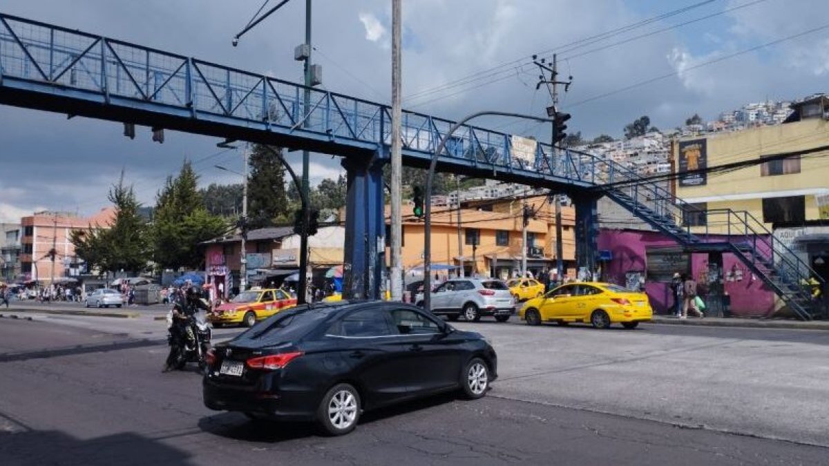 El puente se ubica en la avenida Pedro Vicente Maldonado, en el sur de Quito.
