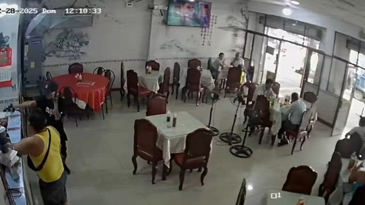 Instante en el que el sicario le disparó a la trabajadora de un chifa en Pascuales, un negocio que estaría siendo extorsionado.