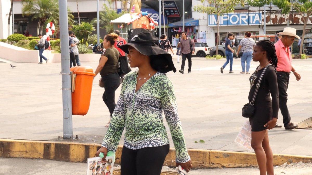 Migrantes caminan este sábado, 27 de diciembre de 2025, por una plaza en el municipio de Tapachula, en el estado de Chiapas (México).