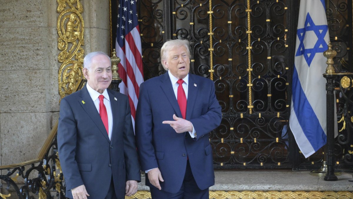 El primer ministro israelí, Benjamín Netanyahu (i), a su llegada este lunes para una reunión con el presidente de EE.UU.