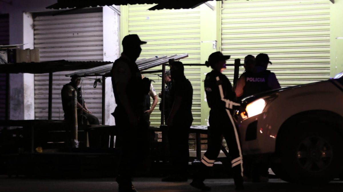 Personal de Criminalística realizó el levantamiento de los cuerpos tras la balacera en Flor de Bastión, Guayaquil.