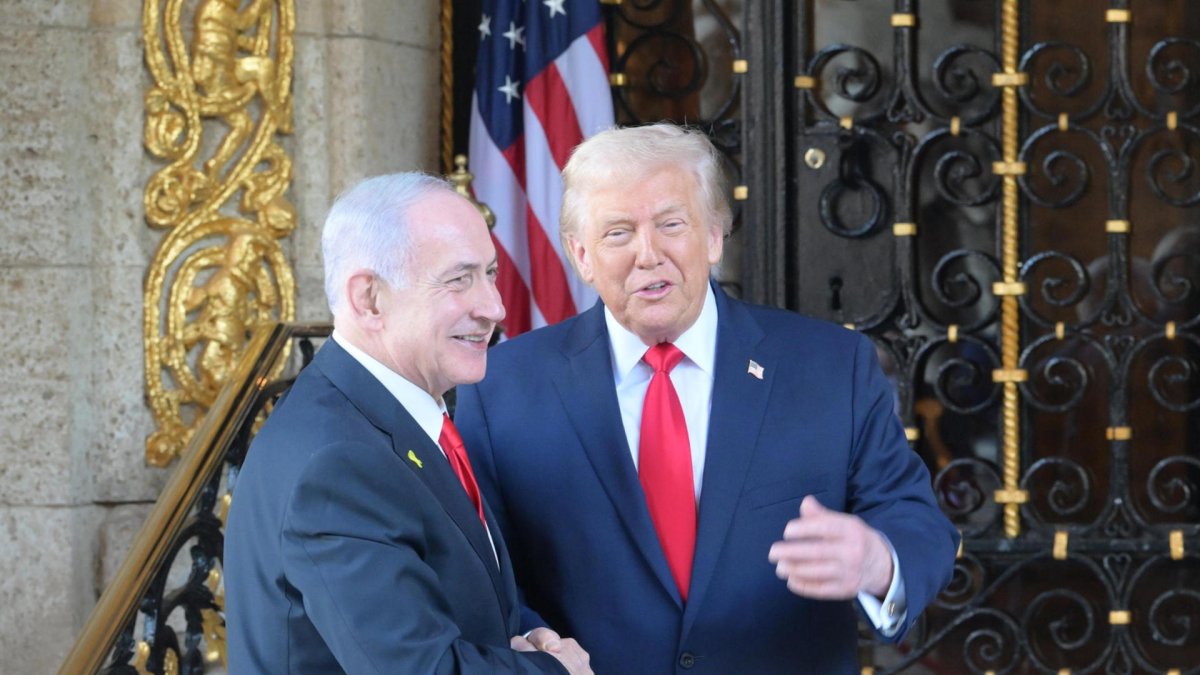 El presidente de Estados Unidos, Donald Trump (d), saludando a Netanyahu (i) a su llegada a una reunión este lunes, en Miami (EE.UU.).
