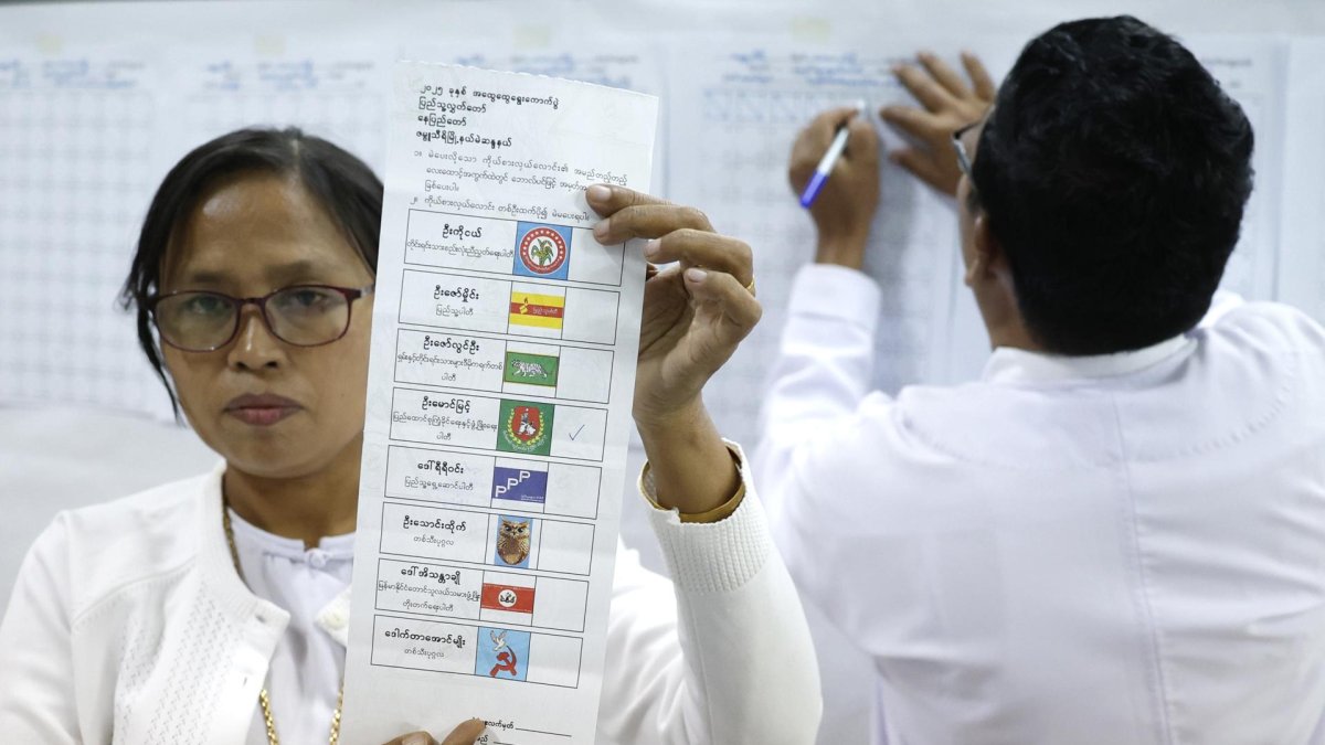 Funcionarios electorales de Myanmar cuentan las papeletas de votación en la primera fase de las elecciones generales en la capital de Myanmar, el 28 de diciembre de 2025.