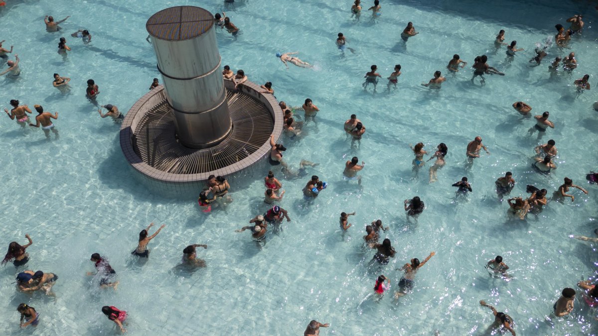 Fotografía aérea que muestra personas en la piscina de la terraza del edificio de Servicio Social de Comercio del Estado de São Paulo (Brasil).