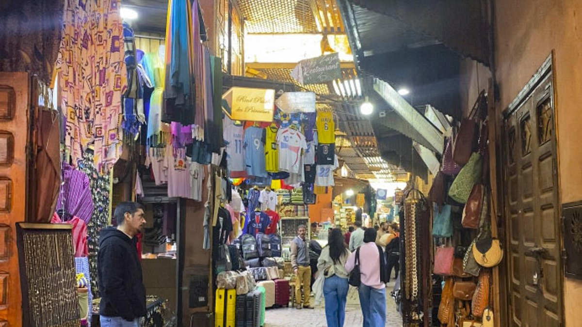 Vista de una calle comercial en la ciudad de Marrakech (Marruecos).