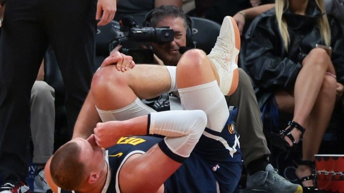 Nikola Jokic salió lesionado en el partido de los Denver Nuggets.