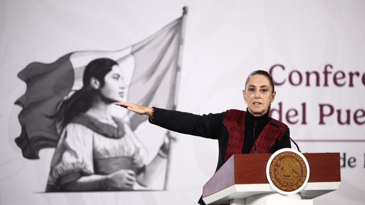 La presidenta de México, Claudia Sheinbaum, participa en una rueda de prensa este martes, en el Palacio Nacional, en Ciudad de México (México).