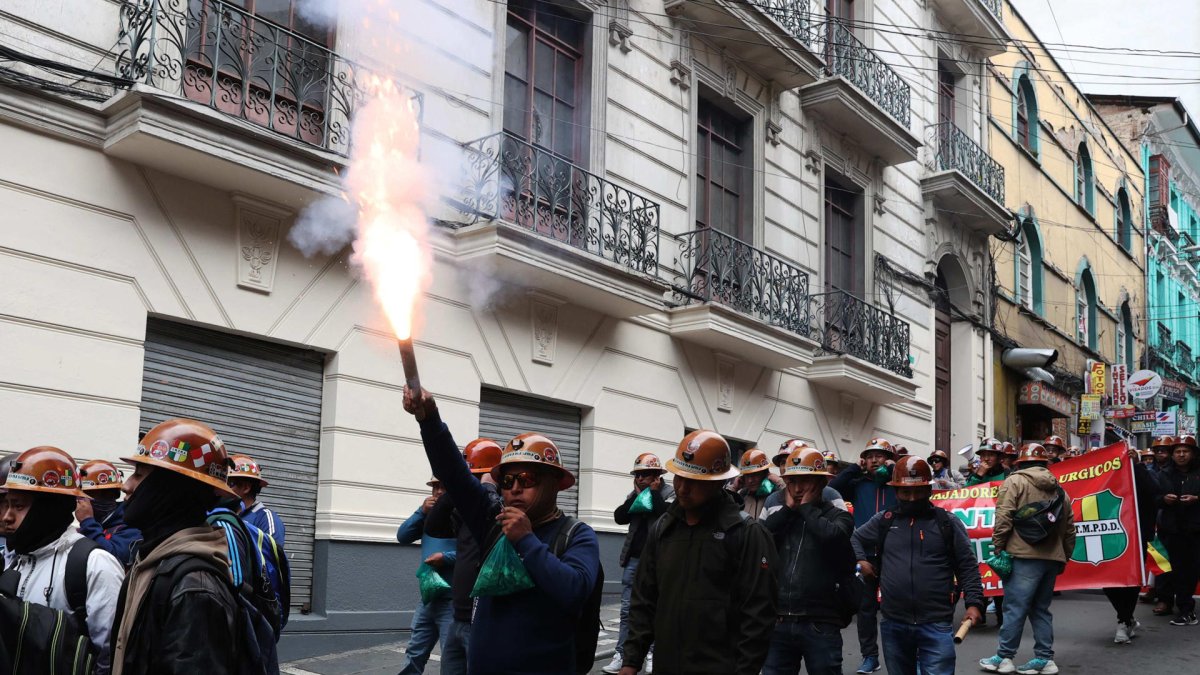 Integrantes de la Central Obrera Boliviana (COB) participan en una manifestación contra el decreto del Gobierno este martes, en La Paz (Bolivia).