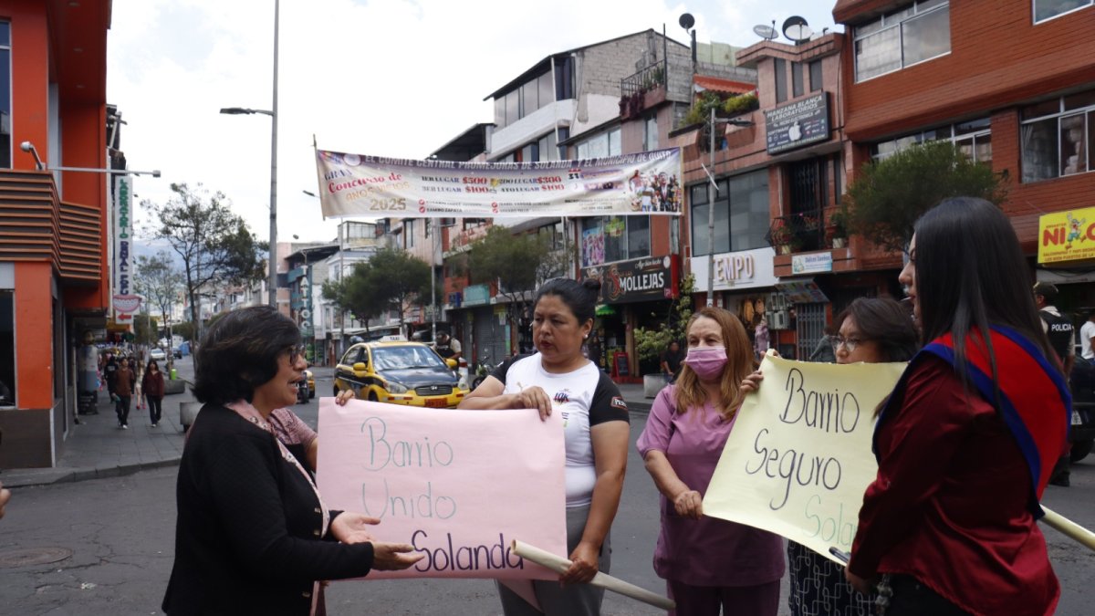 En Solanda, los vecinos se han unido con la Policía para combatir la inseguridad. Se han convertido en los guardianes del barrio.