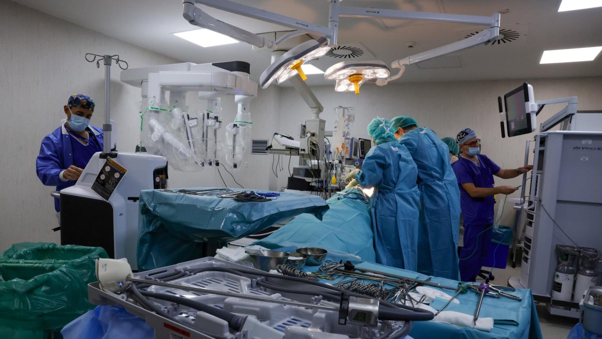 La primera cirugía robótica del mundo para la extracción de un tumor agresivo en la tráquea, realizada en el hospital Ruber Internacional (Madrid).