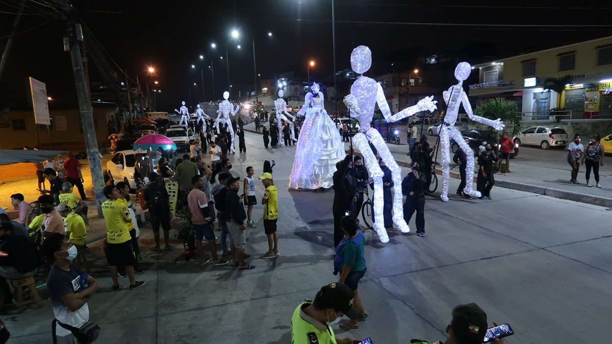 El desfile Gigantes de Luz recorrerá las calles del norte de Guayaquil.