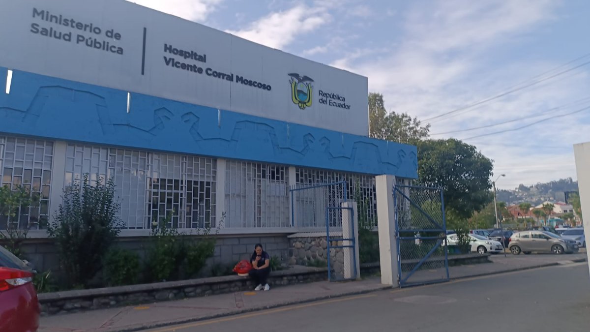 Médicos del área de Emergencias del Hospital Vicente Corral Moscoso, en Cuenca, denuncian desabastecimiento crítico de medicinas e insumos.