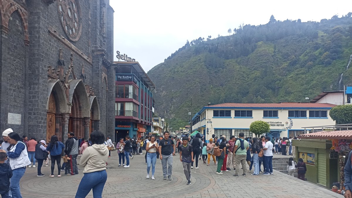 Turistas disfrutan de Baños de Agua Santa, donde la ocupación hotelera alcanzó el 100 % durante el feriado
