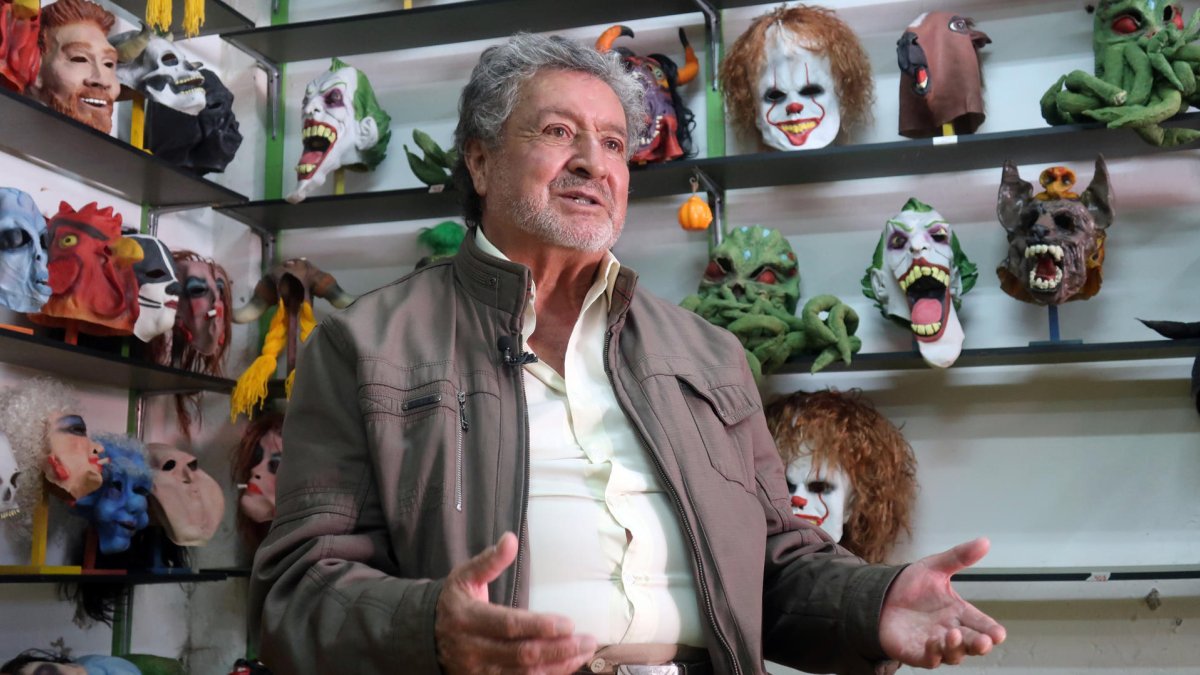 Vicente Paredes, artesano quiteño y creador del Palacio de la Careta, moldea máscaras que dan vida a la tradición del Año Viejo.