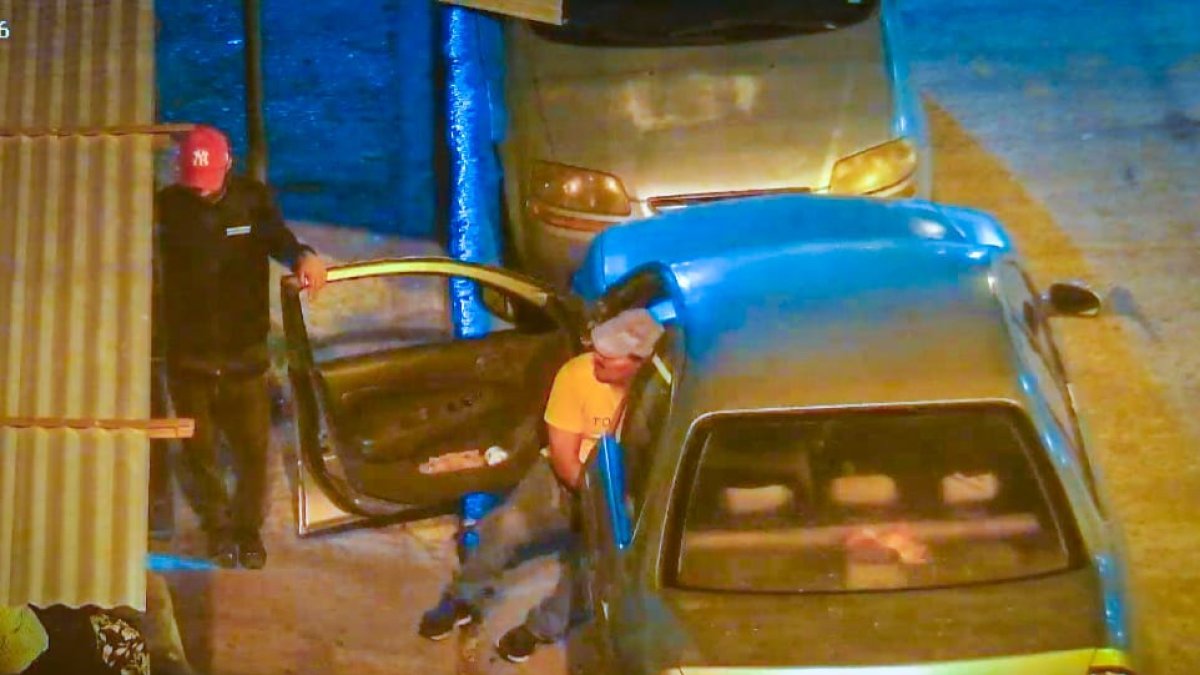 Sujetos vendían estupefacientes desde un vehículo en el centro de Guayaquil.