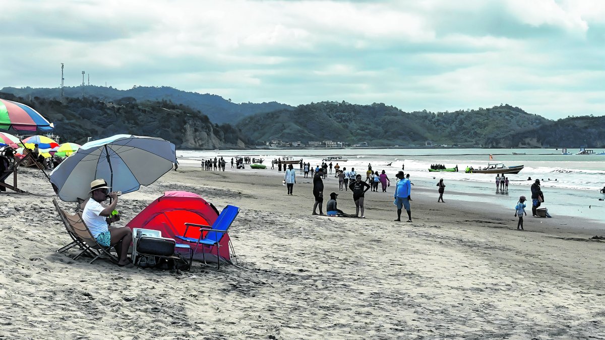 Playas de Esmeraldas reciben a cientos de turistas por el feriado de Año Nuevo.