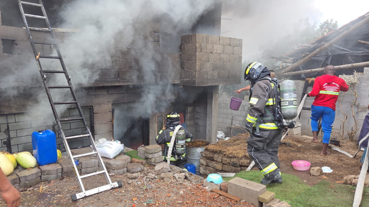 El Cuerpo de Bomberos de Quito acudió con 11 de sus efectivos a Nayón, la tarde del 31 de diciembre del 2025