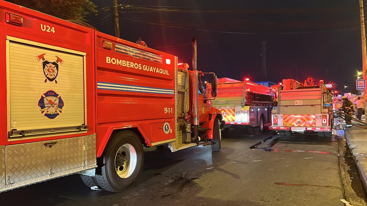 Los bomberos fueron a apagar los siniestros de Guayaquil.