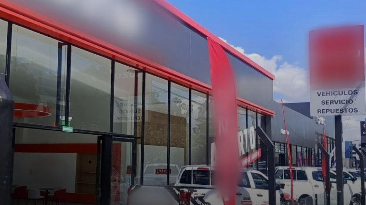 En la Eloy Alfaro y Gaspar de Villarroel, en Quito, AMC clausuró una concesionaria de autos, a la que desde el 26 de agosto advirtió por construcción sin permisos