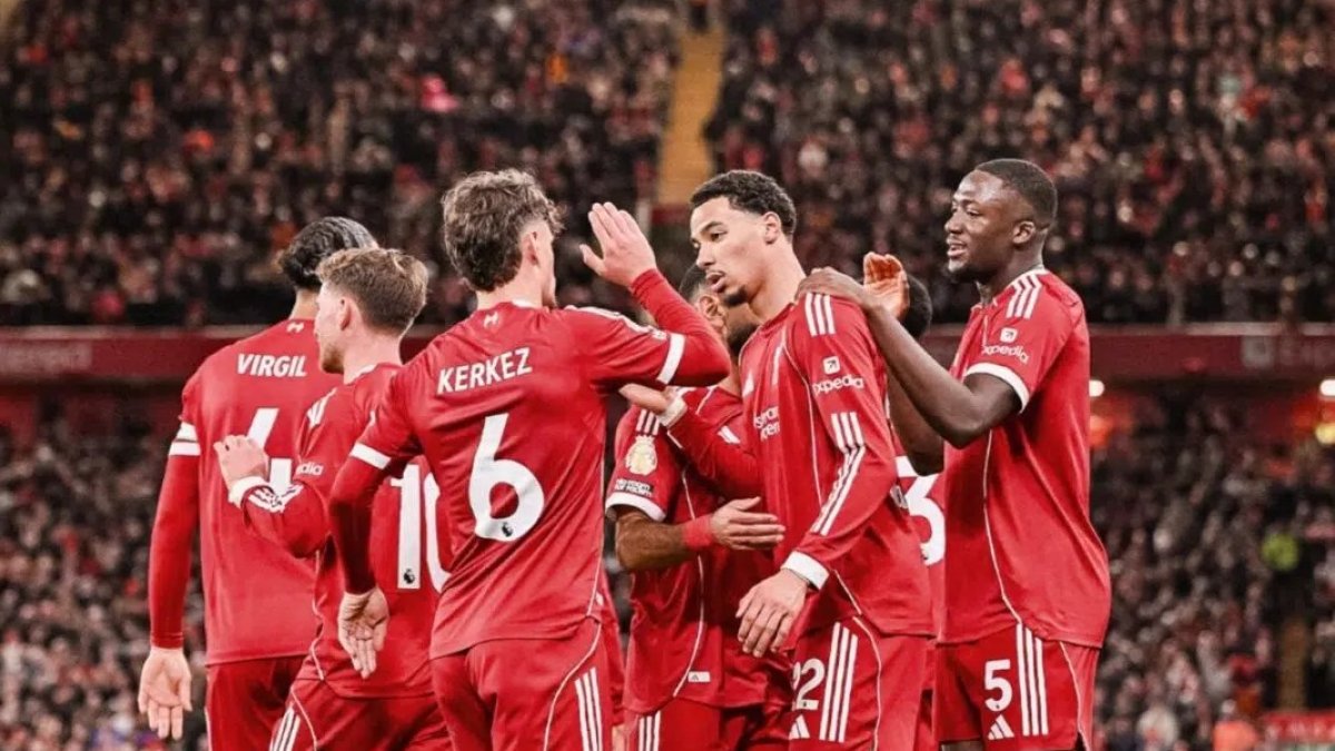 Liverpool pugna por continuar en los primero puestos de la Premier League.