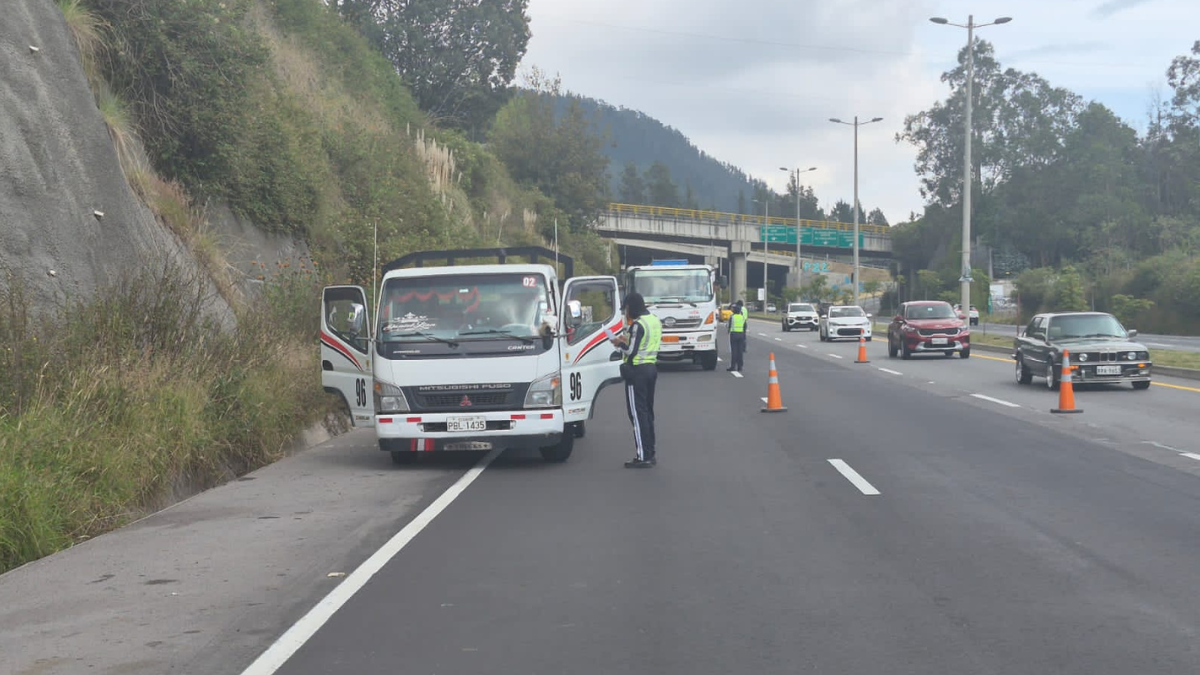 La AMT compartió fotografías de sus operativos, se recordó la restricción para la circulación de transporte pesado, de 06:00 a 10:00, en la Simón Bolívar y Ruta Viva.