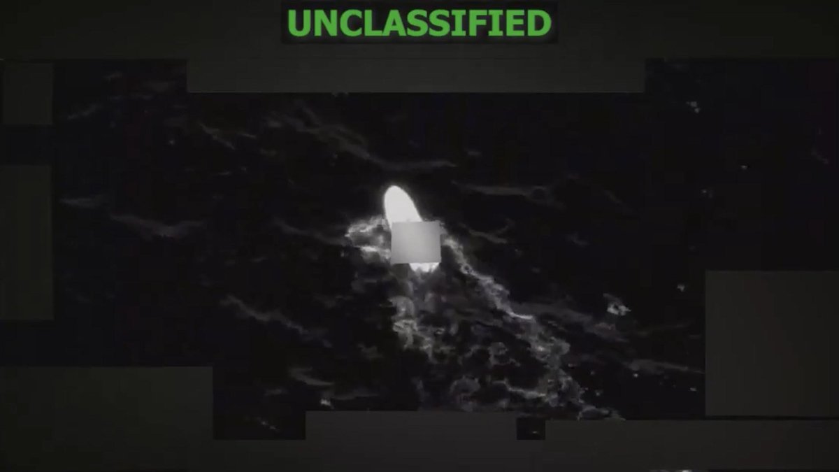 Captura de video tomada de la cuenta oficial de X @Southcom del Comando Sur de los Estados Unidos que muestra el ataque a una embarcación en aguas internacionales.